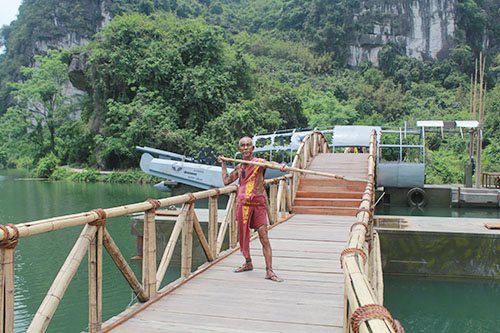 Các thổ dân là người dân xã Ninh Hải, huyện Hoa Lư (Ninh Bình), hầu hết là các diễn viên từng tham gia đóng phim Kong: Skull Island